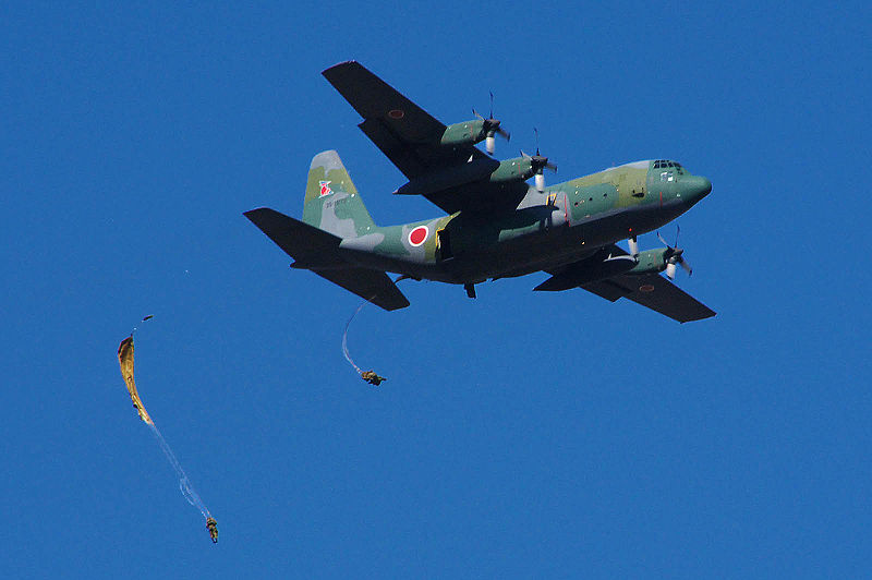 800px-JGSDF_1st_Airborne_Brigade_C-130&Paratroopers_dropping_20090111(Narashino)